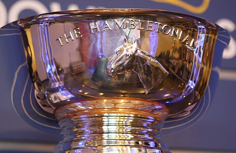 Hambletonianin arvokkaasta voittokulhosta pääsee juomaan juoksun pääteeksi raikasta vettä kilpailun 94. voittajahevonen. Kuva Totofoto