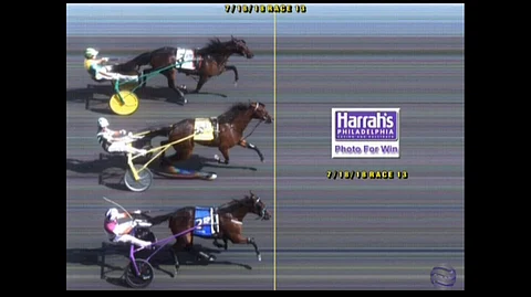Ma Was Right kirii uloinna sinisellä voilokilla, mutta jää niukasti kakkoseksi PASS-lähdössä. Kuva Harrah's Philadelphian maalikamera.