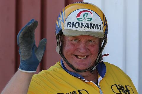 Hyväntuulinen Pertti Puikkonen valmentaa hevosia Vermossa, jossa on totuttu ravaamaan keskiviikkoisin. Kuva: Jarno Unkuri.