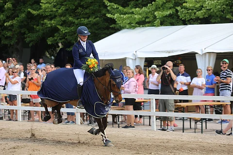 Marina Ehrnrooth ja Evli Ellington ja Hangon iso yleisö.