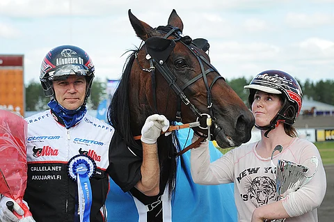 Mika Forss ajoi Kati Lindsbergin valmentaman Right Brolinen voittoon Nikulan ensimmäisessä kohteessa.