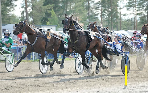 Loppusuoran avautuessa yliotteen hankkinut Starzinner piti kolmatta rataa kirineen Bret Bokon kurissa.