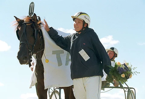 Humeeti saa kuvassa kiitokset Sanna Päivikeeltä voitettuaan 4-vuotiaiden Tapiolan Pikkuprinssin 2002 Kaustisen kuninkuusraveissa. Kuva Totofoto