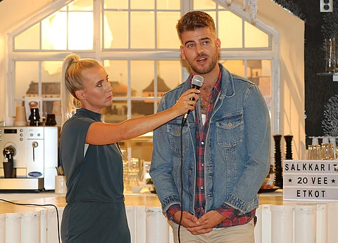 Marius Laiho näyttelee Salkkareissa uutta hahmoa Tommi Juslinia, joka työskentelee Vermossa ja toivoo pääsevänsä raviohjastajaksi. Laihoa haastatteli Salattujen Elämien pressitilaisuudessa näyttelijä Nora Rinne.