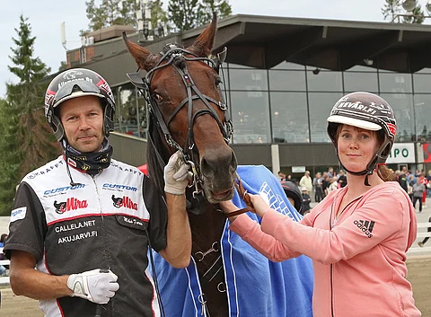 Kati Lindsberg ja Mika Forss juhlivat syksyllä 2018 Right Brolinen T76-voittoa Jyväskylässä.