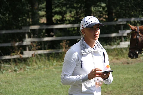 Sanna Siltakorpi on Hevosurheilun elokuun personal trainer. Kuvassa hän seuraa puhelimen sovellukselta kilpailun etenemistä.