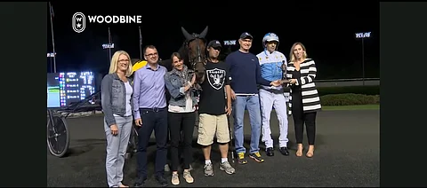 Tommi Canu Hearme kuvattiin voittoseremonioissa torstaina Mohawkin raveissa. Kuva live stream Mohawk.