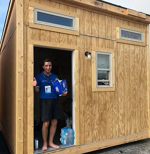 Pauliina Swindellsin Ferron hevosenhoitaja Elliott Griffits on onnekas. Hän pääsi asumaan tällaiseen parakkikoppiin. Kaikilla muilla hoitajilla ei käynyt yhtä hyvä tuuri. Ja Florence -hurrikaani on jo aivan naapurissa.