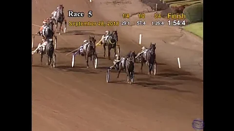 Ma Was Right - iso valkoinen tähti päähupussaan - kiri ulkoa kuvassa vasemmalla neljännen palkinnon suomalaistalli All Laid Outille. Kuva live stream