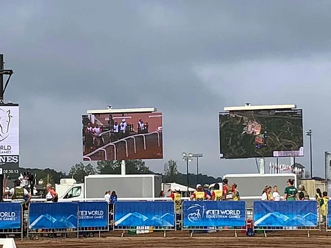Tryonin taivasta tähyillään. Kuva tiistailta perutuksi tulleista matkaratsastuskilpailuista.