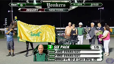 Åke ja Sarah Svanstedt pääsivät juhlimaan Yonkers Trotin mahtavaa palkintopokaalia lauantaina New York Cityssä. Kuva Yonkers live