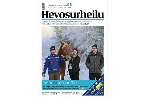 Juha, Tessa ja Jonny Länsimäki yhdessä Tessan ja perheen äidin Tarjan omistaman kaksivuotiaan ruunan Hyrvin Rafaelin kanssa. Kannen kuva: Harri Lind.