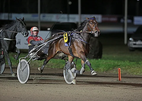 Tapio Perttunenkin otti pienten vastoinkäymisten jälkeen ilon irti Jolly Royn voitosta.