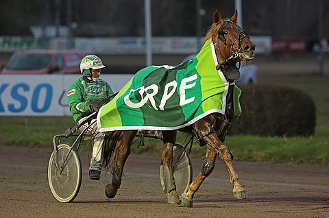 Ari Moilasen ajama Larvan Hurmos aloitti lauantain finaalikierroksen Kouvolassa.