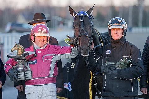Sahara Peyoten tilipussi lihoi Turussa 15 000 eurolla. Ohjastaja Antti Teivainen ja hoitaja Antti Veteläinen kuvassa.