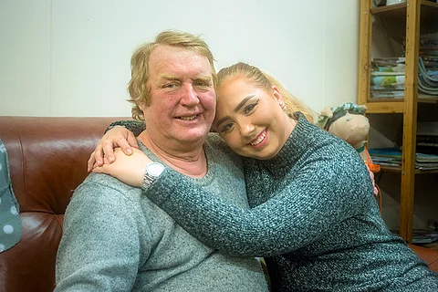 Bea Puikkonen on usein valmentajaisänsä Pertti Puikkosen mukana Vermon ravipäivinä.