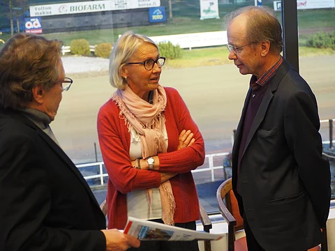 Hevosakatemian keskustelutilaisuudessa kuultiin Marjaana Alaviuhkolaa ja Matti Lakkistoa. Matti Mahlamäki juonsi.