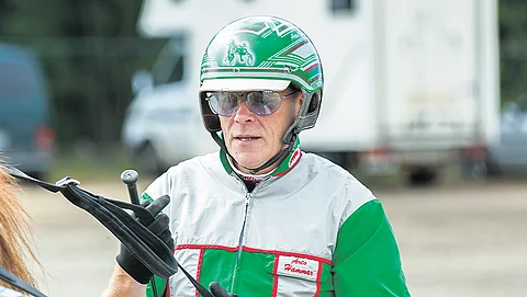 Arto Hammarin treenaama ja ohjastama Häyrilän Hero saa luottamuksen Porissa.