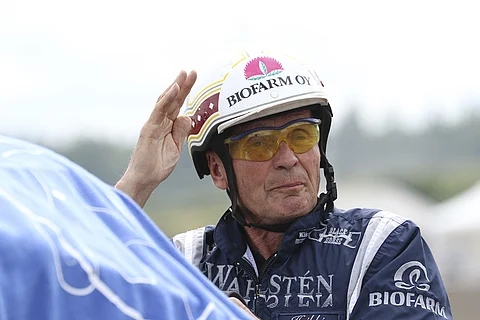 Heikki Parviainen on tottunut kuninkaallisiin juhliin. I.P. Sukkulan rattailla heltisi kolme kuningatartitteliä. Kuva: Anu Leppänen