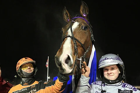 Farzad Boko oli voittajaseremonioissa ylväästi.