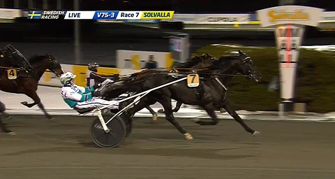 Sorbet kiisi ulkorataa pitkin ohi Zenit Brickin. Kuva: ATG Live