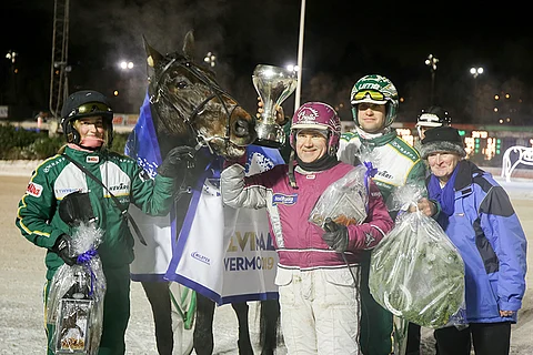 "Korvat ku nyppäs auki, asia oli loppuunkäsitelty", ohjastaja Antti Teivainen luonnehti taistoa Talvimaljan voitosta hirmuvireisen 9-vuotiaan Star Martinin vetäistyä riuskan loppuvedon sisäratajuoksun jälkeen. RAQ Team Oy:n ruunaa hoitaa Henna Lehtomäki ja valmentaa Tapio Mäki-Tulokas. Kuva: Roosa Lindholm.