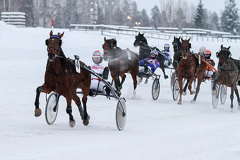 Roberto Diver pötki keulapaikalta karkuteille jälleen kerran, kun Iikka Nurmonen antoi ajokilleen menoluvan maalisuoralla.