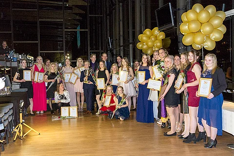 Tässä kaikki viime vuoden menestyjät, Young Power -gaalassa palkitut nuoret raviurheilijat.