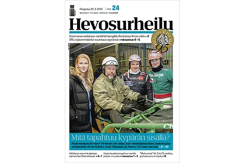 Psykoterapeutti Harri Virtanen Anna Sulinin, Antti Teivaisen ja Hannu Torvisen ympäröimänä. Kannen kuva: Anu Leppänen.