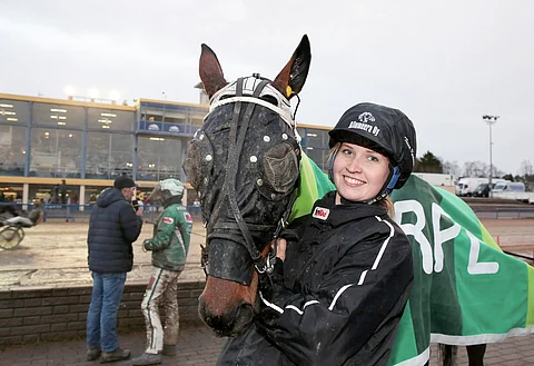 Heidi Alen kanssa kuvassa oleva Tiina Koskinen valmentaa voitokkaasti uransa aloittanutta 5-vuotiasta Indyana Jonessia.