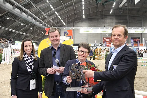 Tampereen Messujen Heli Lempinen, Suomen Hippoksen Vesa Mäkinen, Maarit Hollmén ja Suomen Ratsastajainliiton Pekka Törmälä.