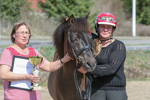 Ernst Rivaldo palkittiin Suomen ensimmäisenä eliittijuoksijaponina. Merja ja Mira Kaappola vastaanottivat palkinnon haikein mielin.