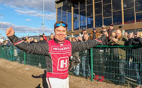 Santtu Raitala lisää johtoaan ajajaliigassa Stay On Topin ohjissa.