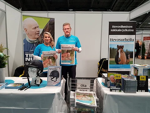 Ständillä mukana Hevosurheilun päätoimittaja Stiina Ikonen ja tuore toimitusjohtaja Keijo Kinnula.