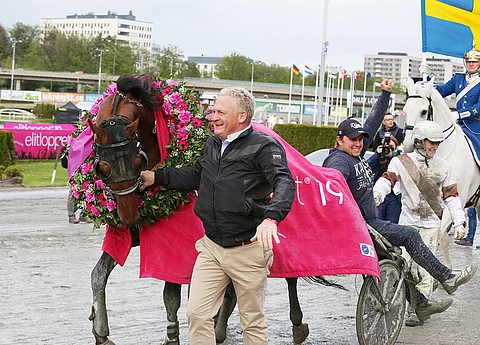 Dijon saapuu 15. kesäkuuta juostavaan Kymi Grand Prixiin. Oriin suupielissä Jean-Yves l’Hérété, kärryillä hoitaja Valentin Goussard ja ohjissa Romain Derieux. Kuva: Jarno Unkuri.