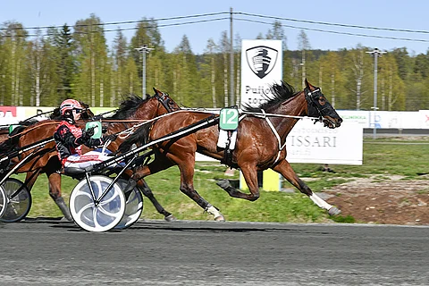 Tasaisen vahvasti perille asti kirinyt Edwina Orden ohitti loppusuoralla Exit Fastbackin ja johtaneen Bond Eaglen.