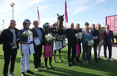 Eelis juoksi arvostetun Harper Hanovers -voiton ja on uusin Kymi GP -nimi. Hevosta valmentaa Timo Nurmos ja taidokkaasta ajosta Tukholman ravipyhätössä vastasi Olli Koivunen. Kuva: Jarno Unkuri.