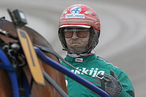 Hannu Torvinen ajaa ohjastajahyvityslähdössä takamatkan takarivistä starttaavaa Quite So Yankya.