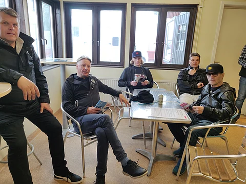 Suomalasisten taukotuvassa odotettiin launtain raveja Solvallassa. Kuvassa mm. Tapio Perttunen, Olli Koivunen, Isto, Kuisma, Jorma Pesonen (oik.) ja Risto Salmela (vas.).