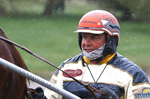 Jukka-Pekka Kauhanen ohjastaa valmentamaansa Säpinän Säihkettä illalla Pikkupelimanni-karsinnassa.