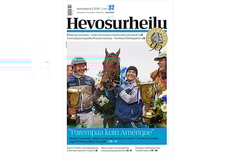 Raviurheilijan kultaisen ansiomerkin lauantaina vastaanottaneen Timo Nurmoksen valmentama Readly Express vei Finlandia-ajon. Hevosta hoitaa Inga Perk ja sitä ajoi Björn Goop. Kannen kuva: Anu Leppänen.