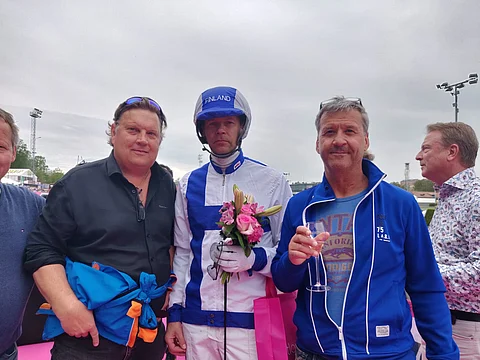 Mika Forss saapui heti MM-seremonioihin voittajana ensimmäisen osalähdön jälkeen. Kuva Totofoto