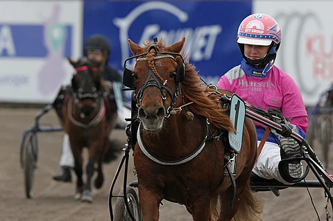 Pomona II ja Oona Halme veivät Mini-Finlandian ennen räntäsateen alkua. Kuva: Jarno Unkuri.