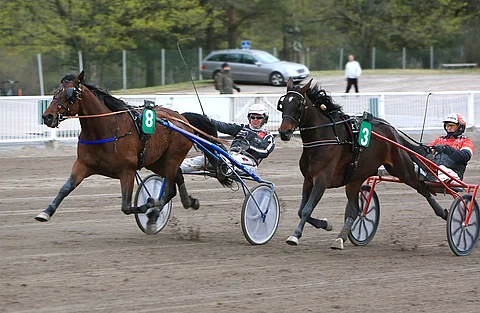 Antti Teivainen kannusti Le Gros Billin ohi Tapio Perttusen kuskaaman Caroline K.:n.