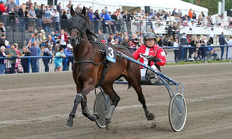 Antero Vesterinen kaasutteli valmentamansa ja osaomistamansa Club Nord Chipin kanssa keulavoiton.