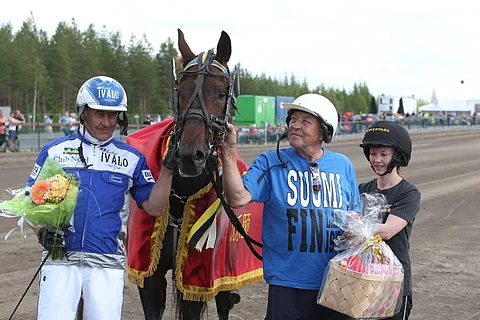Jarmo Saarela ajoi Juhani Kärjen valmentamaa Cousin Evertiä.