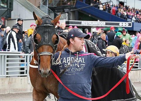 Dijon ja hoitaja Valentin Goussard. Kuva: Jarno Unkuri.