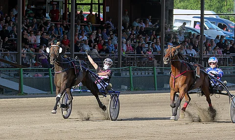 Kimi Pesosella oli aihetta villiin tuuletukseen Riksun loppusuoralla, kun Joker Photon ja Tango Vangin loppusuoran taistelu kääntyi valjakon eduksi. Pesosen päivän täydensi War Childin kakkossija Wahlstén Tie tähtiin-kokelaskilpailun osakilpailussa.