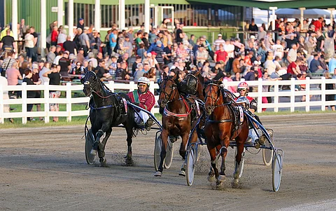 Ylä-Savon Hippos juhlii tänä vuonna 50-vuotistaivaltaan juhlalähdöillä. Illan isäntien loimen nappasi kolmivuotias uransa kahdella voitolla aloittanut Rallston, jonka johtoasema piti lähdöstä maaliin. E.V.Mici ja Incredible Train täydensivät muut totosijat. Raviliiga Oulun Kärppien Mercedes Match ehti pahan alkulaukkansa jälkeen vielä neljänneksi.