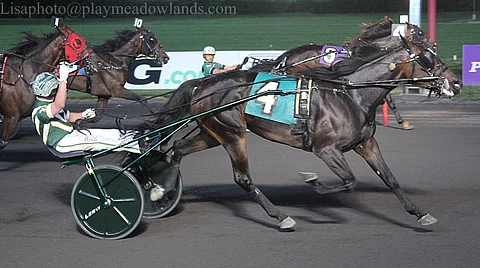 Atlanta tykittää ohi Six Packin. Kuva: Michael Lisa / Lisa Photo, Inc.